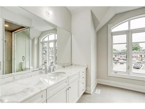 235 Nyla Court, Oakville, ON - Indoor Photo Showing Bathroom