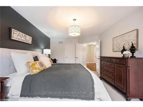 973 Knotty Pine Grove, Mississauga, ON - Indoor Photo Showing Bedroom