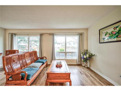 73-2395 Bromsgrove Road, Mississauga, ON - Indoor Photo Showing Living Room
