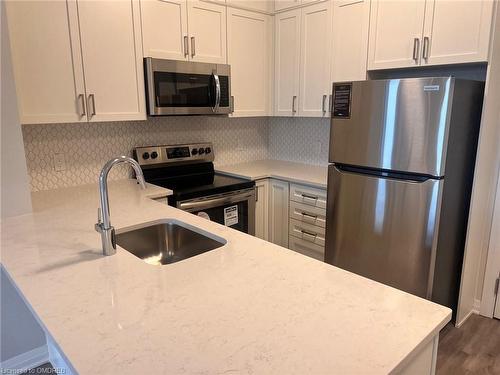 511-95 Dundas Street W, Oakville, ON - Indoor Photo Showing Kitchen With Upgraded Kitchen