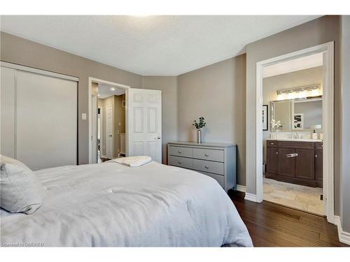 188 Littlewood Drive, Oakville, ON - Indoor Photo Showing Bedroom
