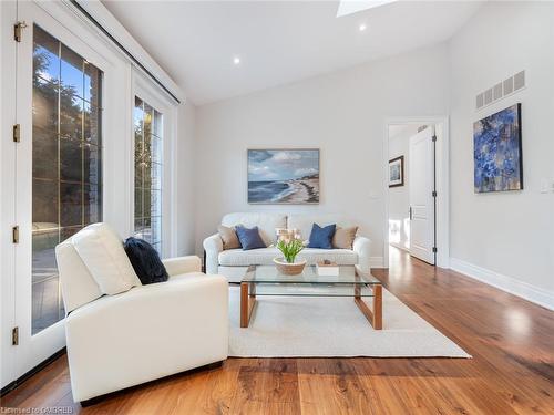 212 Lakeside Avenue, Burlington, ON - Indoor Photo Showing Living Room