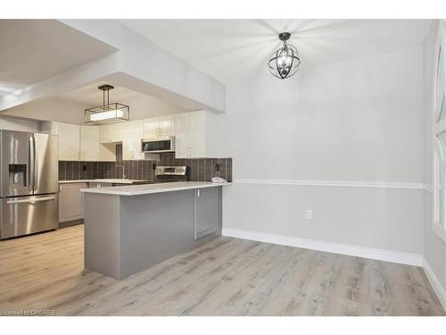 102-162 Reynolds Street, Oakville, ON - Indoor Photo Showing Kitchen