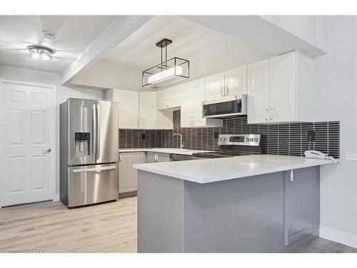 102-162 Reynolds Street, Oakville, ON - Indoor Photo Showing Kitchen With Upgraded Kitchen