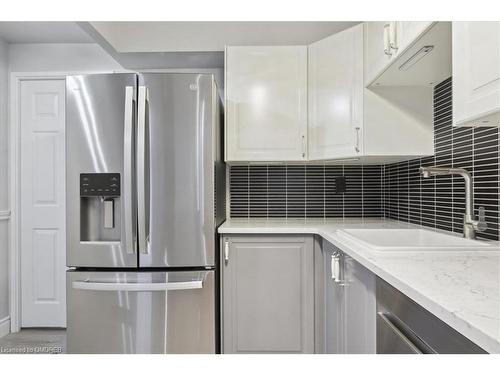 102-162 Reynolds Street, Oakville, ON - Indoor Photo Showing Kitchen With Upgraded Kitchen