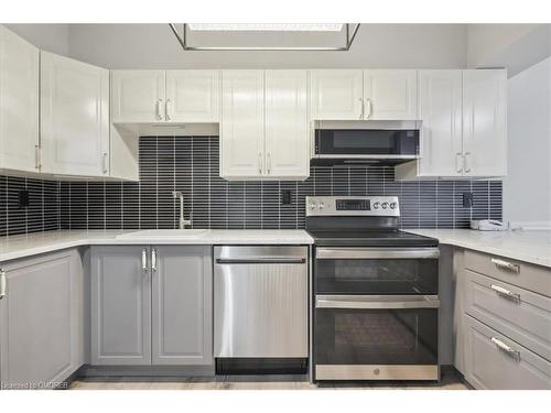 102-162 Reynolds Street, Oakville, ON - Indoor Photo Showing Kitchen With Upgraded Kitchen