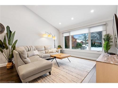 13 Boese Court, St. Catharines, ON - Indoor Photo Showing Living Room