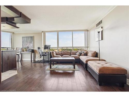 904-1360 Rathburn Road E, Mississauga, ON - Indoor Photo Showing Living Room