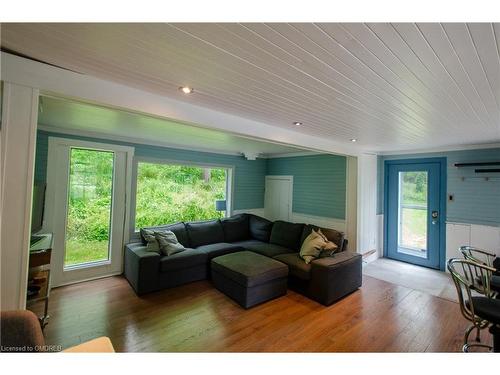 6142 Guelph Line, Burlington, ON - Indoor Photo Showing Living Room