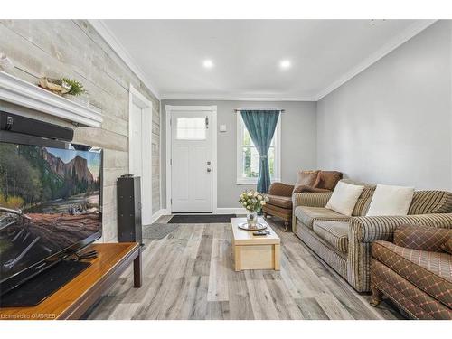 14 Manning Street, St. Catharines, ON - Indoor Photo Showing Living Room