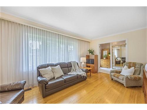 33 Greystone Crescent, Brampton, ON - Indoor Photo Showing Living Room