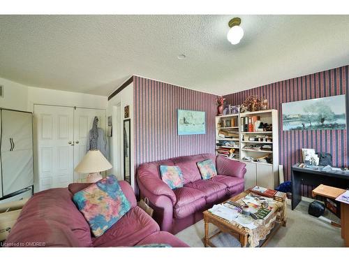 1106 Fieldstone Circle, Oakville, ON - Indoor Photo Showing Living Room