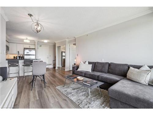 908-18 Valley Woods Road, Toronto, ON - Indoor Photo Showing Living Room