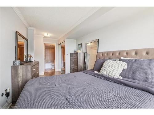 908-18 Valley Woods Road, Toronto, ON - Indoor Photo Showing Bedroom