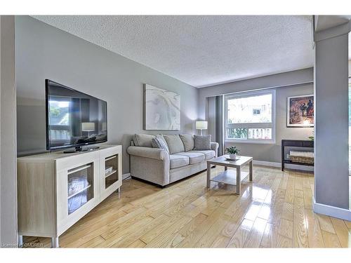 109-2315 Bromsgrove Road, Mississauga, ON - Indoor Photo Showing Living Room