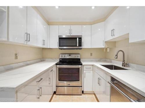 215-102 Bronte Road, Oakville, ON - Indoor Photo Showing Kitchen