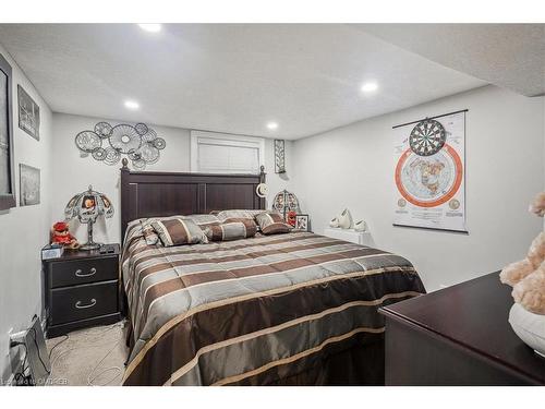 72 Park Row N, Hamilton, ON - Indoor Photo Showing Bedroom
