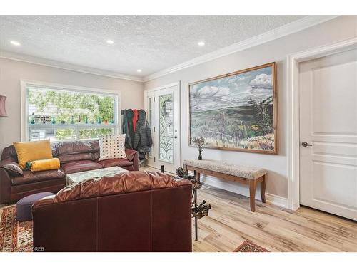 72 Park Row N, Hamilton, ON - Indoor Photo Showing Living Room
