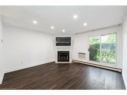 811-1508 Pilgrims Way, Oakville, ON - Indoor Photo Showing Living Room With Fireplace