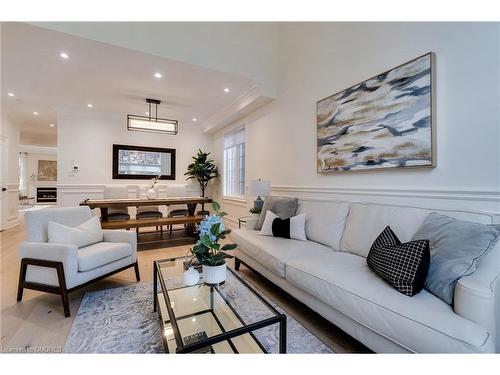 3306 Timeless Drive, Oakville, ON - Indoor Photo Showing Living Room