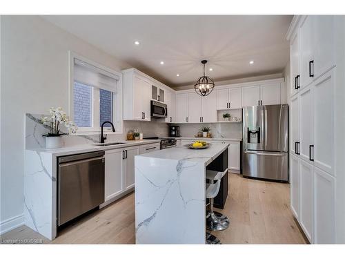 3306 Timeless Drive, Oakville, ON - Indoor Photo Showing Kitchen With Upgraded Kitchen