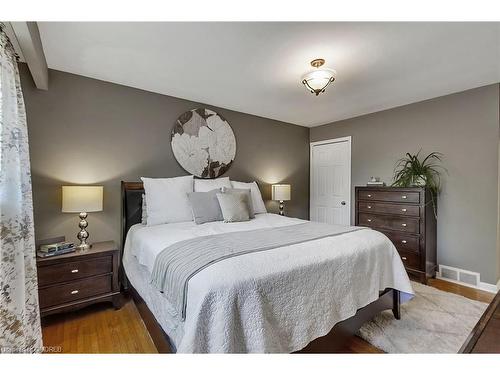 4439 Hawthorne Drive, Burlington, ON - Indoor Photo Showing Bedroom