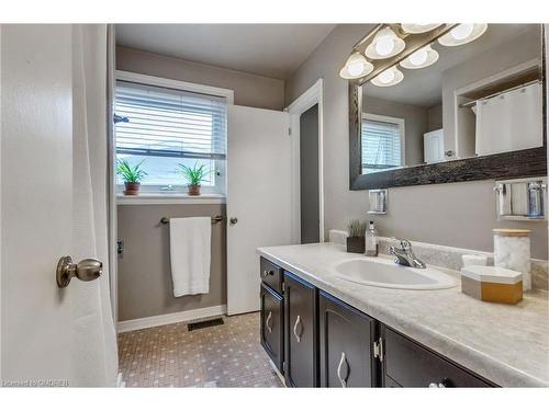 4439 Hawthorne Drive, Burlington, ON - Indoor Photo Showing Bedroom