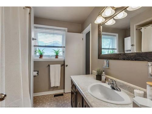 4439 Hawthorne Drive, Burlington, ON - Indoor Photo Showing Bathroom