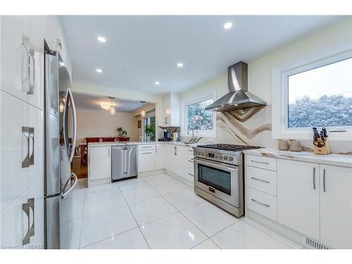 27 Arkendo Drive, Oakville, ON - Indoor Photo Showing Kitchen With Upgraded Kitchen