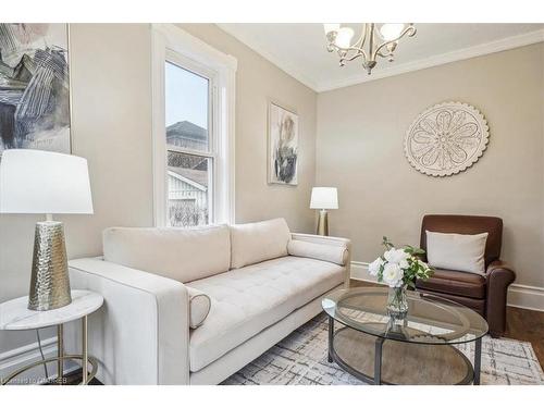 95 Scott Street, Kitchener, ON - Indoor Photo Showing Living Room