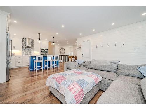 23 Regis Court, Hamilton, ON - Indoor Photo Showing Living Room