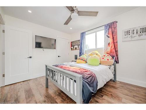 23 Regis Court, Hamilton, ON - Indoor Photo Showing Bedroom