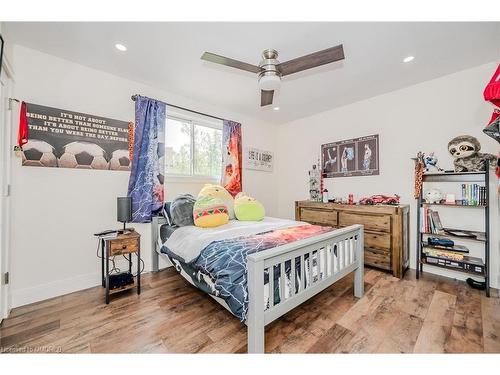 23 Regis Court, Hamilton, ON - Indoor Photo Showing Bedroom