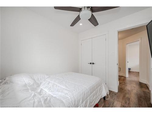 23 Regis Court, Hamilton, ON - Indoor Photo Showing Bedroom