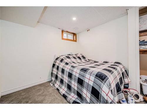 23 Regis Court, Hamilton, ON - Indoor Photo Showing Bedroom