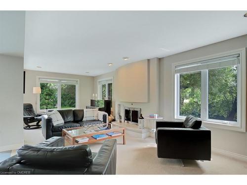 1152 Surrey Court, Mississauga, ON - Indoor Photo Showing Living Room