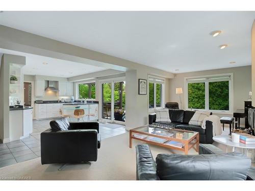 1152 Surrey Court, Mississauga, ON - Indoor Photo Showing Living Room