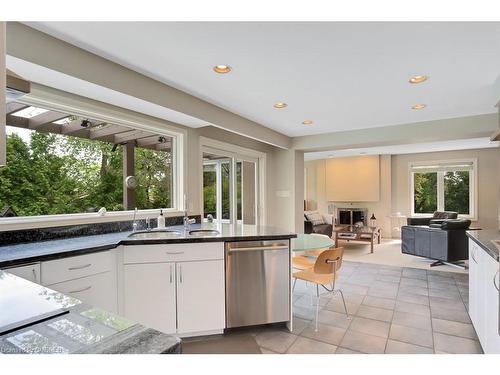 1152 Surrey Court, Mississauga, ON - Indoor Photo Showing Kitchen