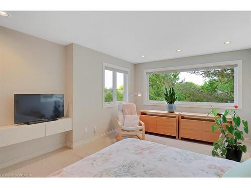 1152 Surrey Court, Mississauga, ON - Indoor Photo Showing Living Room