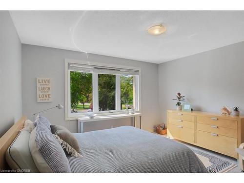 1152 Surrey Court, Mississauga, ON - Indoor Photo Showing Bedroom