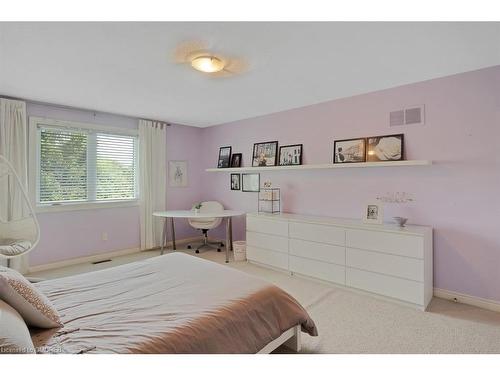 1152 Surrey Court, Mississauga, ON - Indoor Photo Showing Bedroom