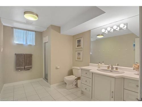1152 Surrey Court, Mississauga, ON - Indoor Photo Showing Bathroom