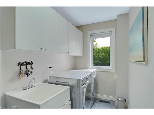 1152 Surrey Court, Mississauga, ON - Indoor Photo Showing Laundry Room