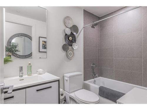 705-385 Winston Road, Grimsby, ON - Indoor Photo Showing Bathroom