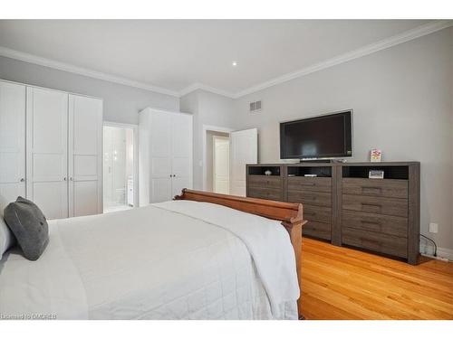 810 Belhaven Crescent, Burlington, ON - Indoor Photo Showing Bedroom