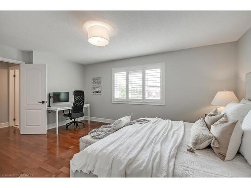 2284 Foxhole Circle, Oakville, ON - Indoor Photo Showing Bedroom