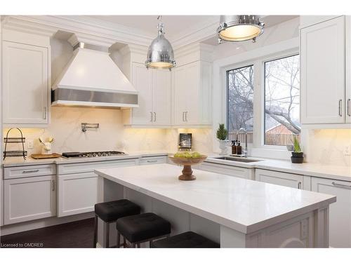 1325 Sheldon Avenue, Oakville, ON - Indoor Photo Showing Kitchen With Upgraded Kitchen