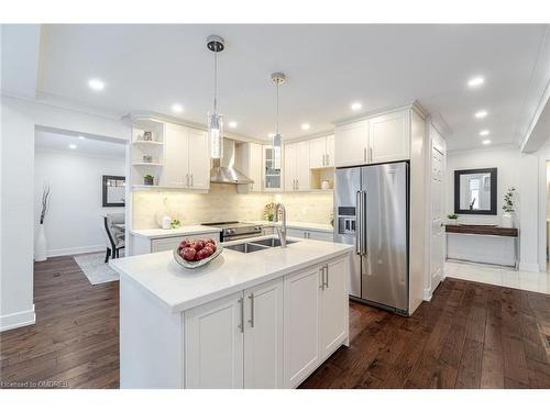 800 Clements Drive, Milton, ON - Indoor Photo Showing Kitchen With Double Sink With Upgraded Kitchen