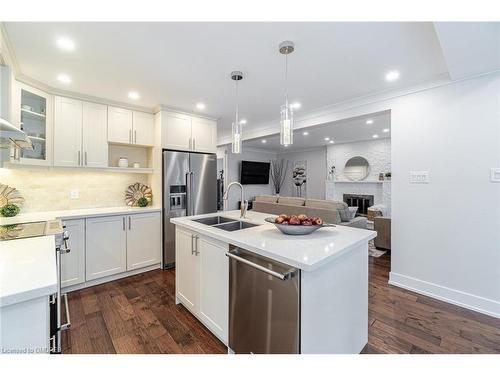 800 Clements Drive, Milton, ON - Indoor Photo Showing Kitchen With Double Sink With Upgraded Kitchen