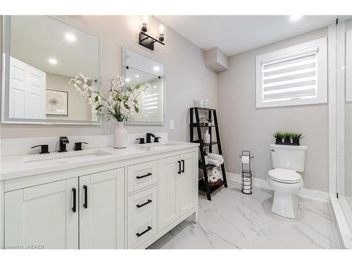 800 Clements Drive, Milton, ON - Indoor Photo Showing Bathroom